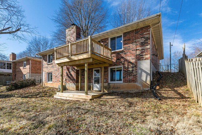 Building Photo - Updated 5 bedroom | 2 bath | 2 car garage | WALK OUT BASEMENT | Fenced backyard | Close to downto...