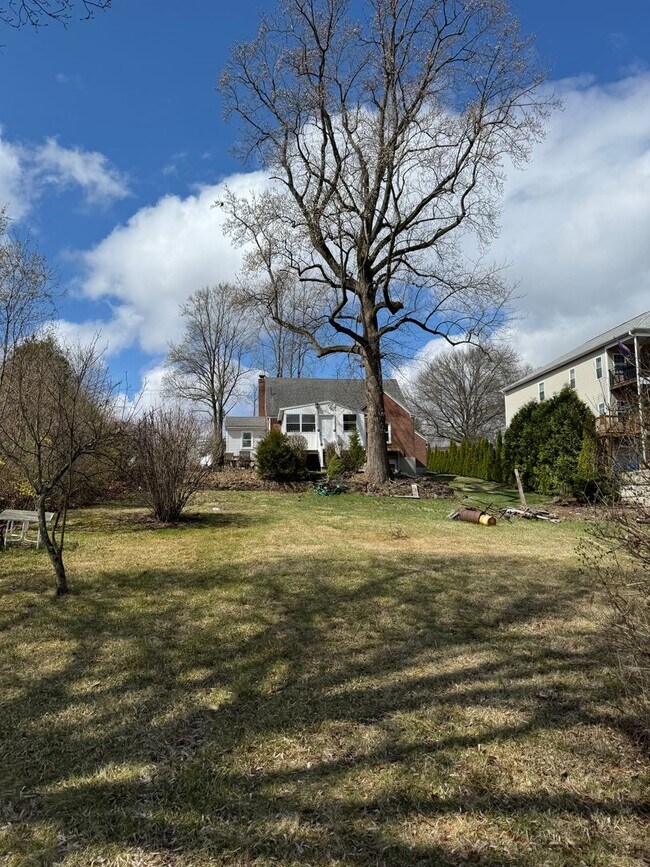 Building Photo - Single Family Home - Over 1 Acre of Land!