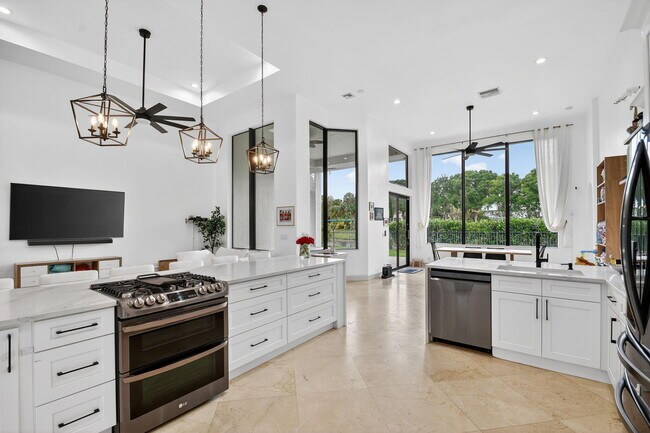 Building Photo - 10337 Trianon Pl