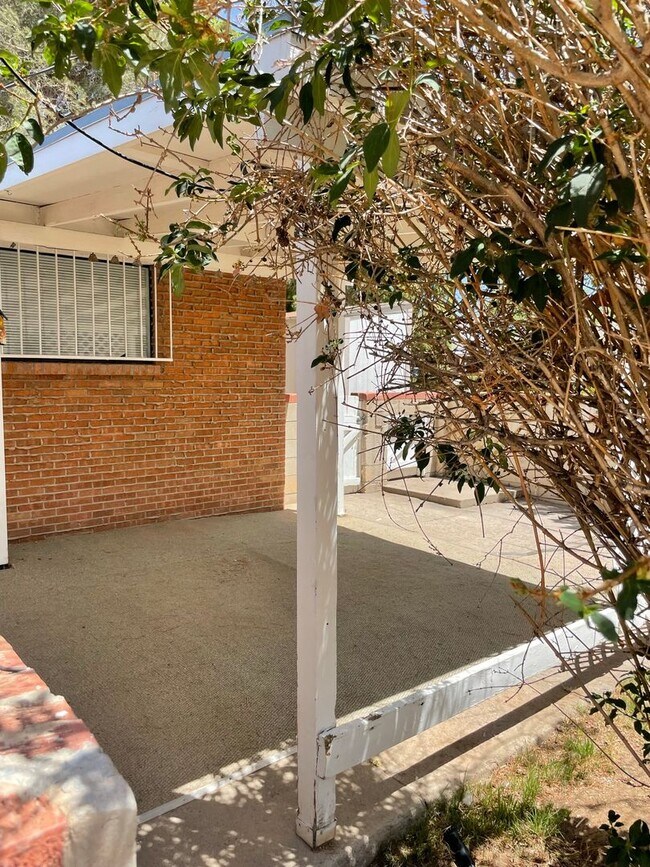 Building Photo - Open floorplan/Huge yard/Lots of Storage/Fireplace