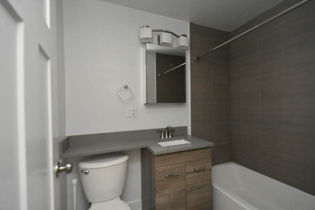 Building Photo - 822 Elm St