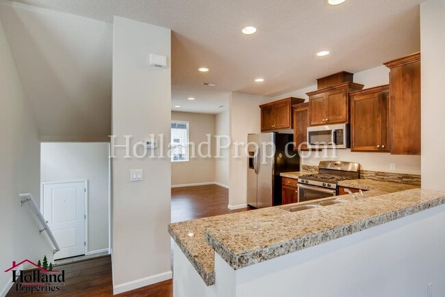 Building Photo - Stunning 3 Bedroom 2.5 bath Townhome in Hi...