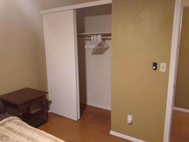 Building Photo - 1327 E Pierce St