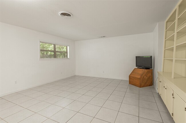 Building Photo - 604 Hayman St