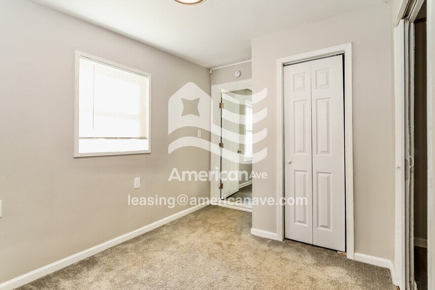 Building Photo - 939 W Florence Ave