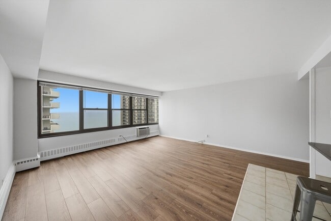 Building Photo - 6030 N Sheridan Rd