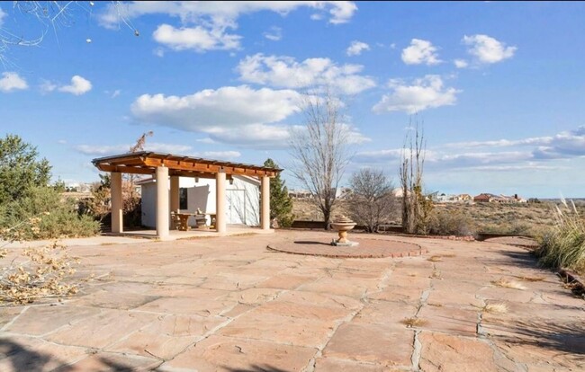 Building Photo - Spacious 5 Bedroom, Views, Refrigerated Ai...