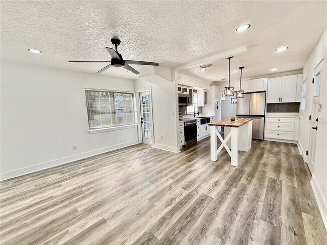 Building Photo - 6124 Dogwood Dr