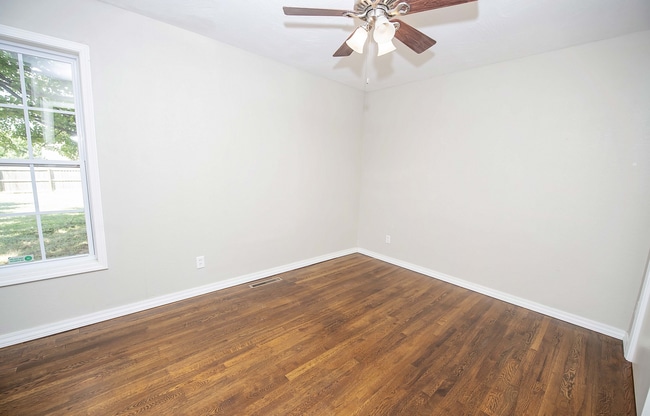 Building Photo - Privacy Fenced, 3 bed 3 bath in South Springfield (Ask about our special)