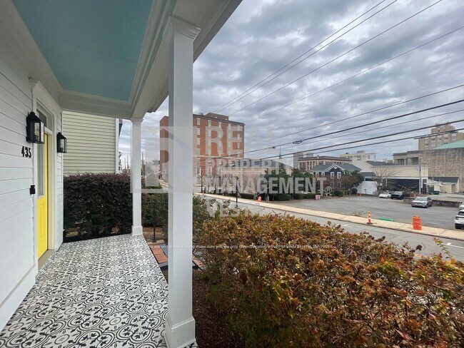 Building Photo - 435 New St