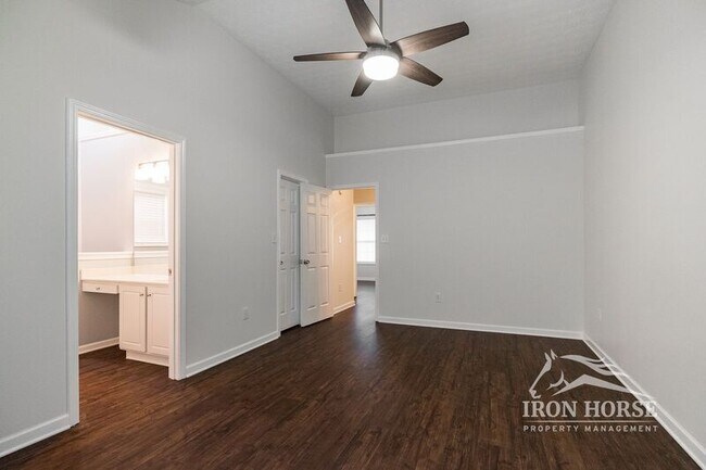 Building Photo - 112 Mint Pl