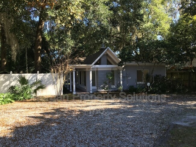 Building Photo - 1223 Poinsettia Ave