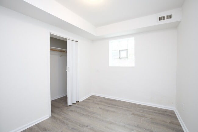 Building Photo - 3954 N Janssen Ave