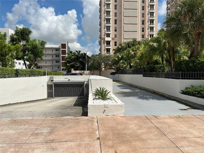Building Photo - 625 Biltmore Way