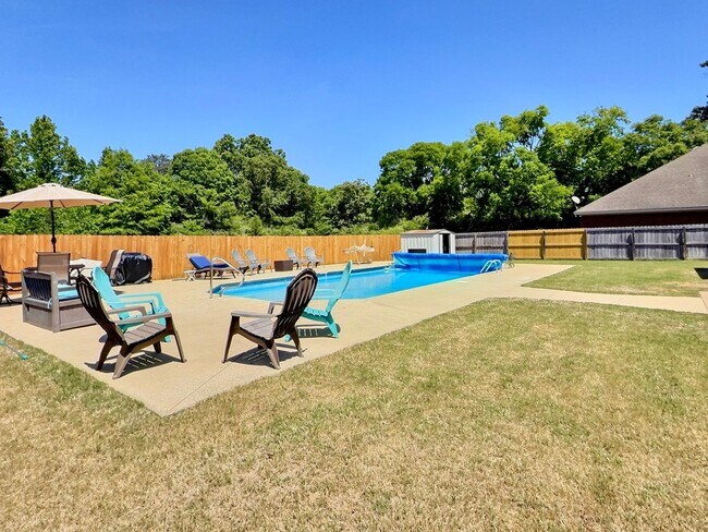 Building Photo - 4 Bed, 2 Full Bath Home w/ In-Ground Pool in Desirable Lake Forest!