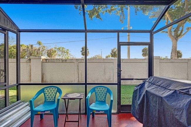 Building Photo - Beautiful 2BR/2BA WITH GARDEN VIEW in the Hear of Boca (55+ community)