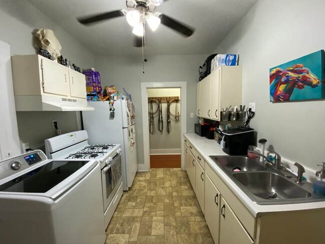 Building Photo - Super cute, good sized, one bedroom home o...