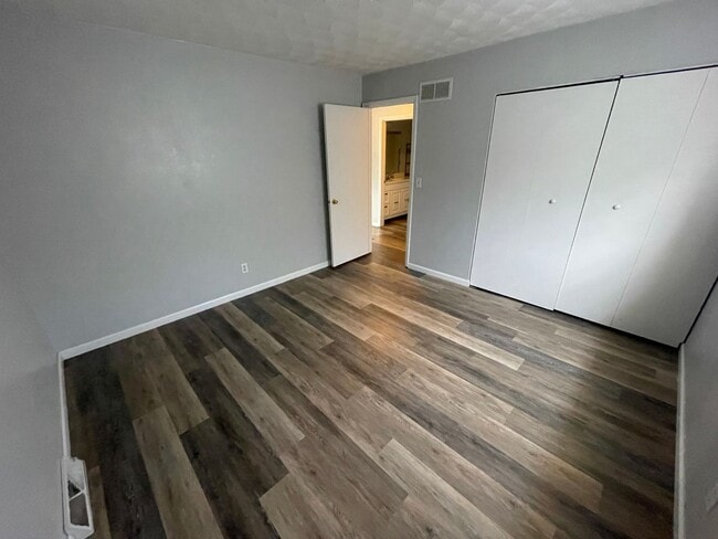 Building Photo - 729 W 61st St