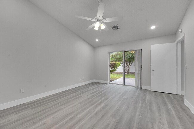 Building Photo - 13048 Meadowbreeze Dr