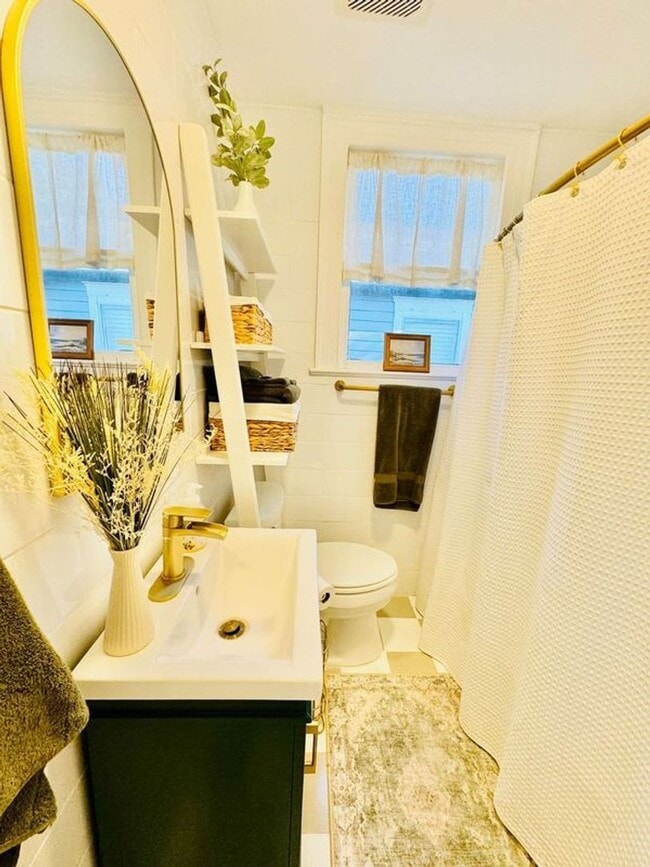 Building Photo - 4 Bedroom 2 Bath Bungalow, in Forsyth Park- Available Jan 3rd!!!