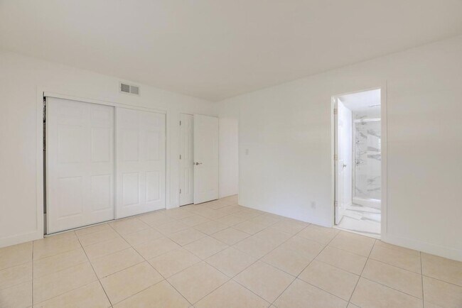 Building Photo - 1017 NW 30th Ct