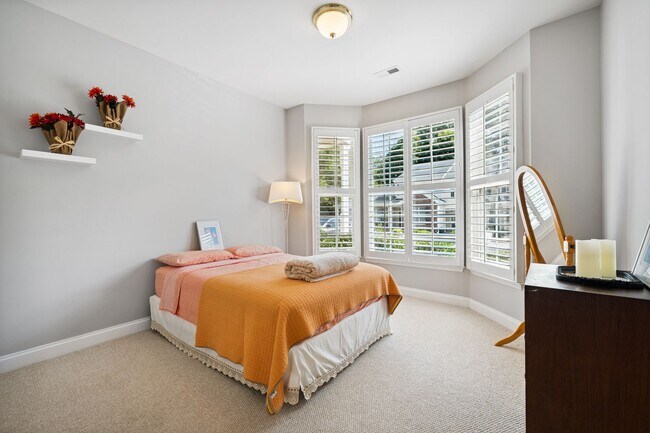 Building Photo - 2 Bed, 2 Bath SW Durham Townhome Near Duke and UNC * Mid or Long Term Rental