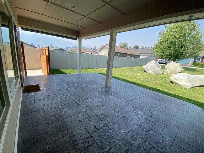 Building Photo - 566 Village Dr