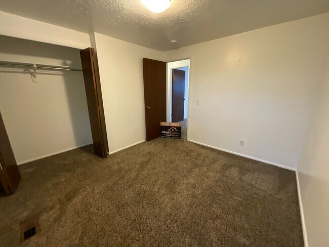 Building Photo - 681 E 2300 N