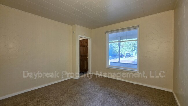 Building Photo - 912 9th St N