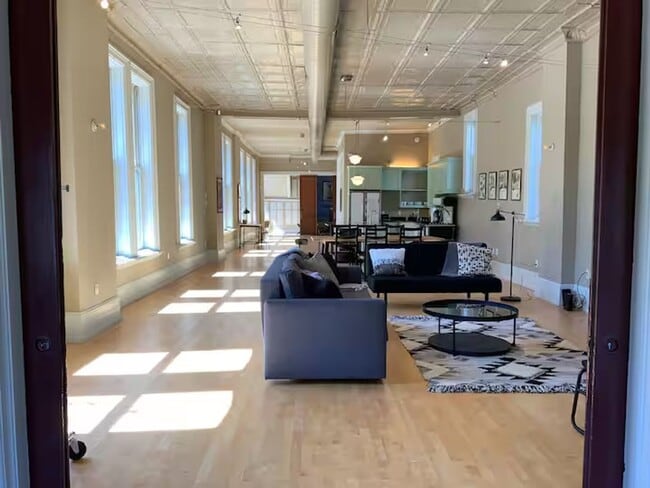 Building Photo - Enormous Upper Floor Unit in Heart of Downtown MKE