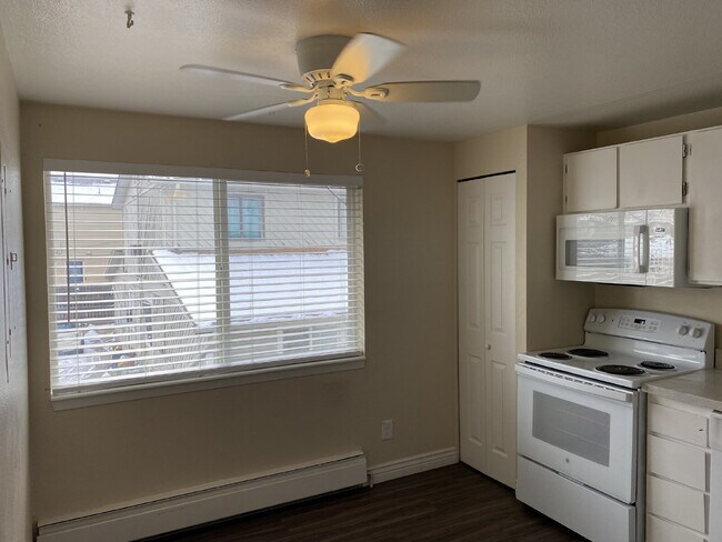 Building Photo - Available Now! – 2 Bed / 1 Bath Condo – Utilities Included
