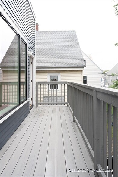 Building Photo - 171 Everett St