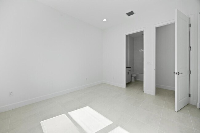 Building Photo - 15144 Wildwood Cir