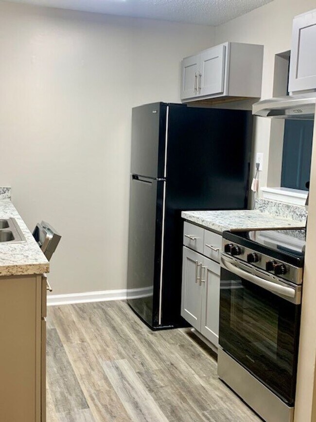 Building Photo - Adorable 2 bedroom 1 bath Condominium in Charlestown Square