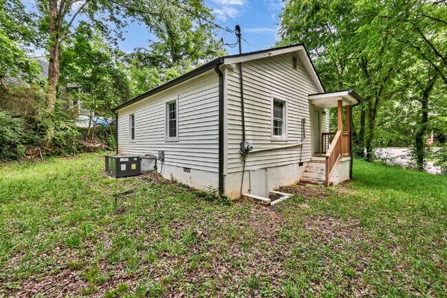Building Photo - Charming 2-bed 1-bath home minutes from shopping, APSU, and dining.