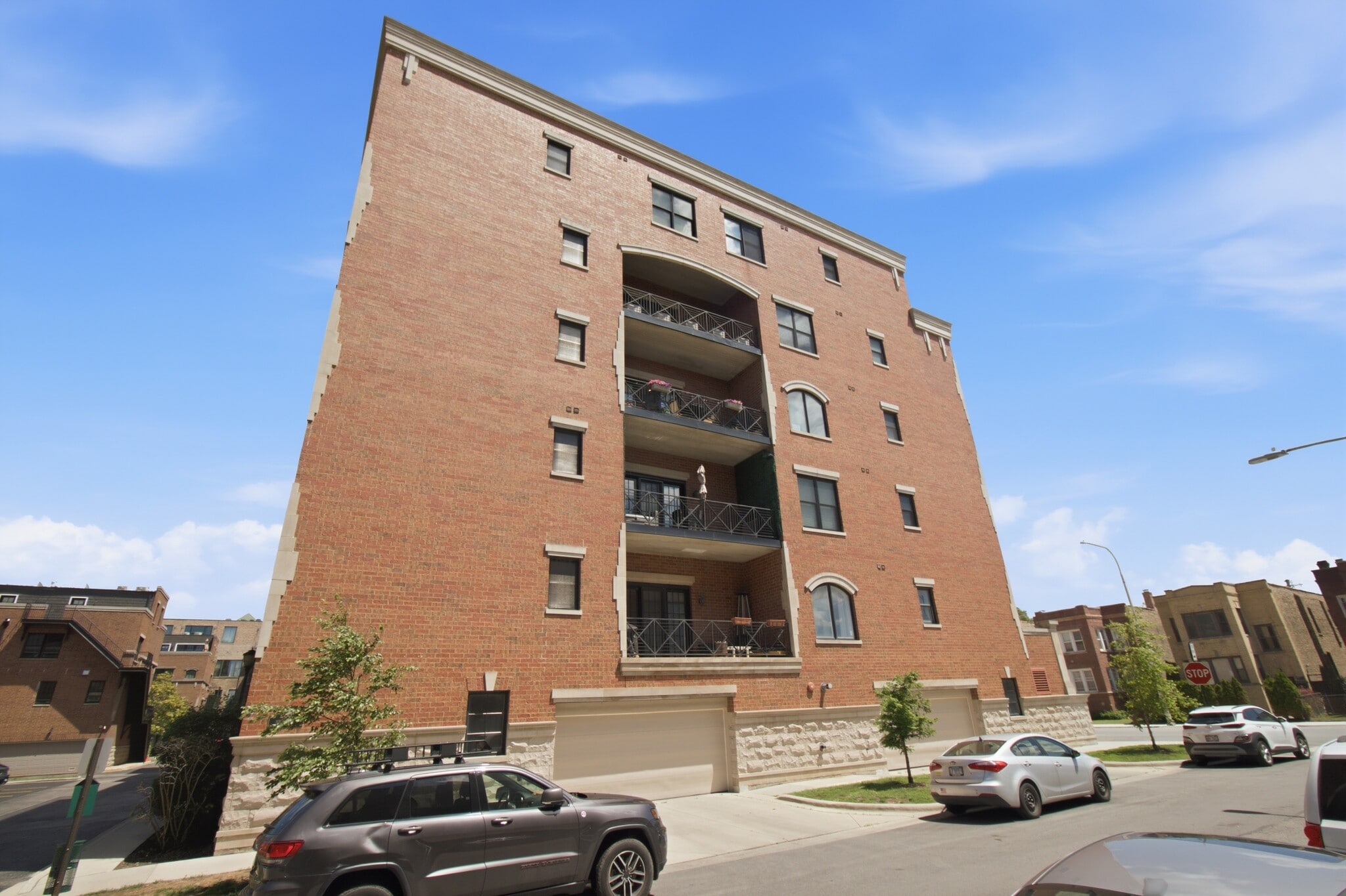 Building Photo - 2801 N Oakley Ave
