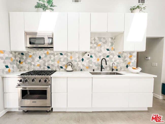 Building Photo - 3836 1/2 Seneca Ave