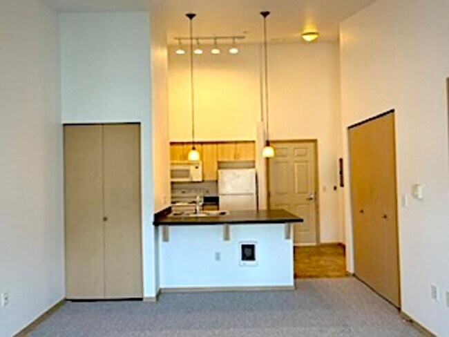 Building Photo - 812 5th Ave N