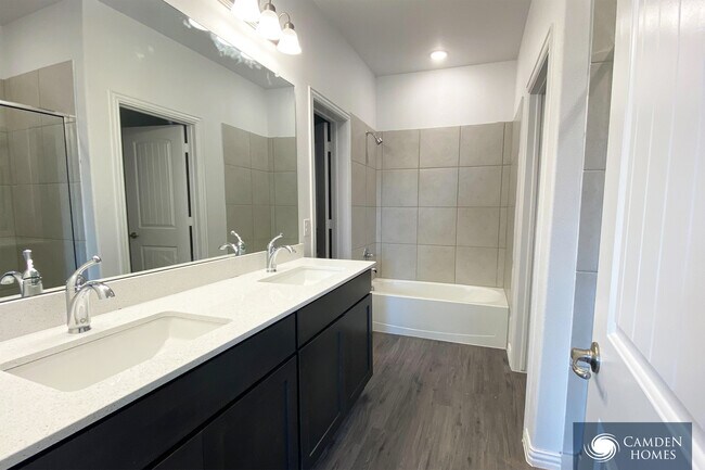 Building Photo - 1450 Streamside Dr