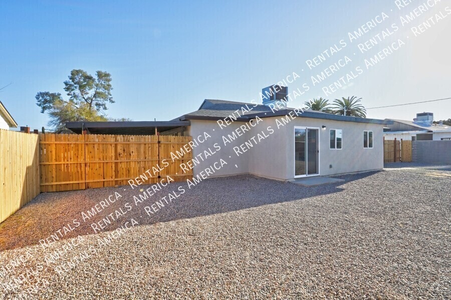 Building Photo - 4733 E 18th St