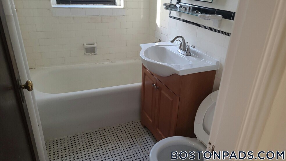 Building Photo - 349 Pleasant St