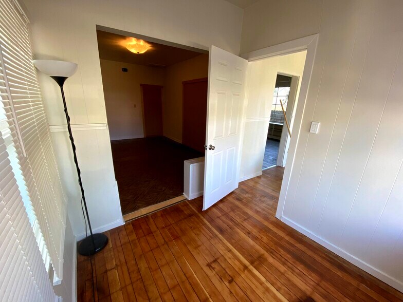 Building Photo - 3014 S Lindsay Ave