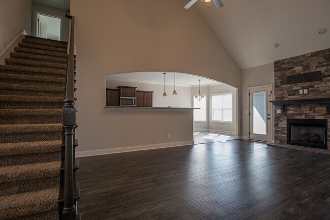 Building Photo - Huge 4 bd 3 ba Sango Go!