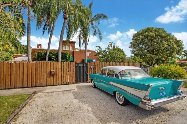 Building Photo - 2985 SW 13th St