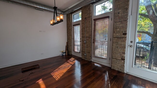 Building Photo - 1222 W Hubbard St