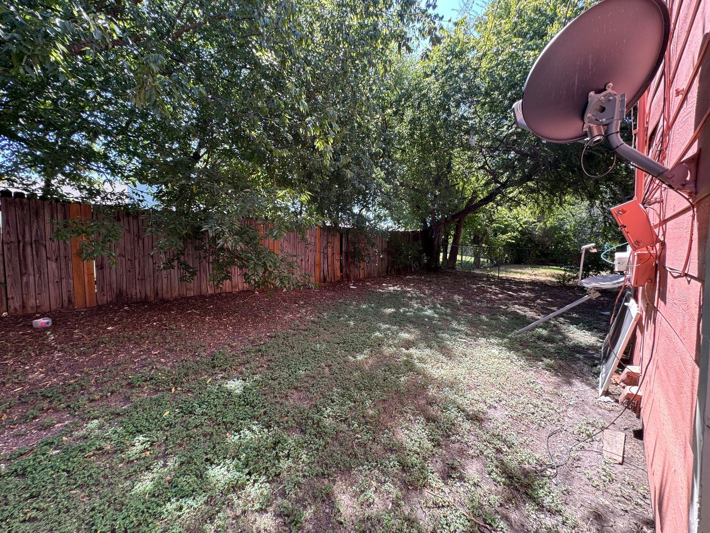 Building Photo - 2010 Cedarhill Dr
