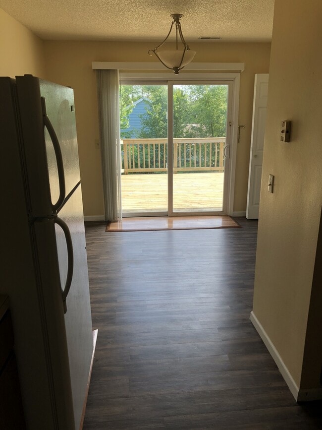 Building Photo - Quiet Norwalk house for rent