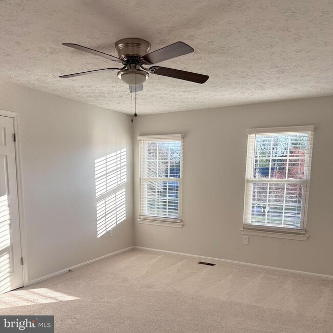 Building Photo - 2401 W Rosecroft Village Cir