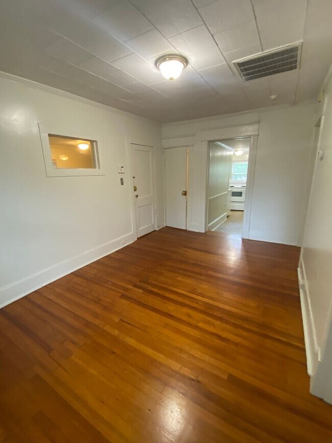 Building Photo - Adorable Upstairs Duplex / Central AC / W&D / Near Duke East