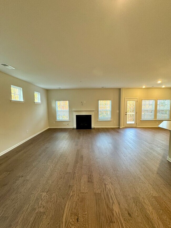 Building Photo - 4BR/2.5BA in Steel Creek's Brightwater Neighborhood